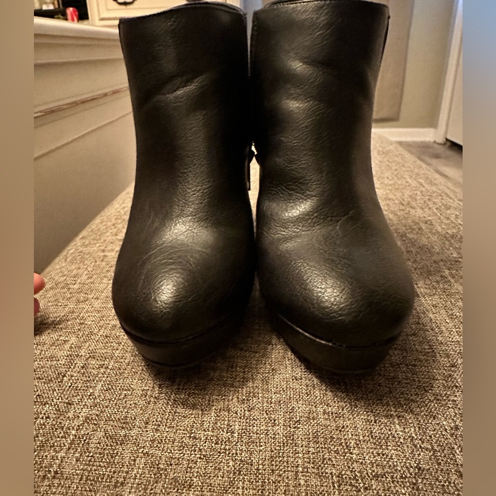 Ankle high heel boots with zipper
